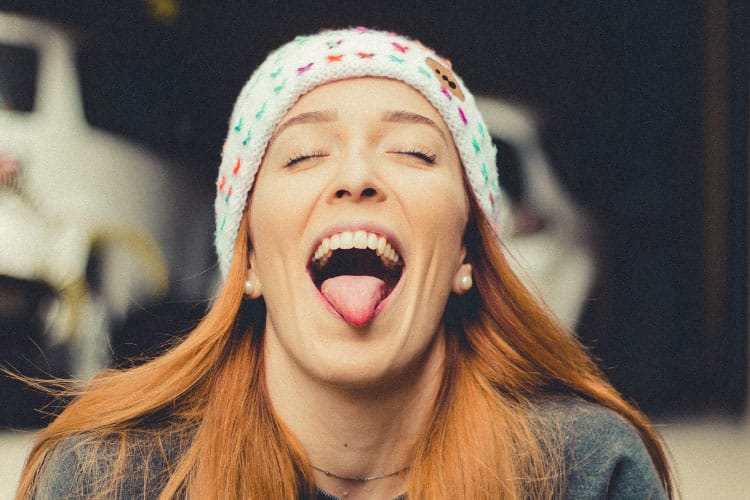 women with spots on her tongue